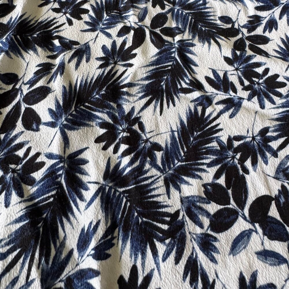 🔥 4 for $20 DEAL 🔥Liz Claiborne Blue Leaf Print Sleeveless Button M - Picture 2 of 7